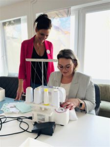 Nähen, helfen, Hoffnung schenken – Lena-Sophie Laue überreicht Spenden an „Elfen helfen“ in Wolfsburg